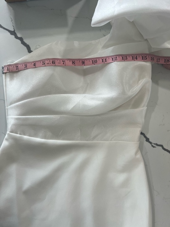 Elegant One-Shoulder White Satin Dress with Statement Bow - Picture 3 of 8